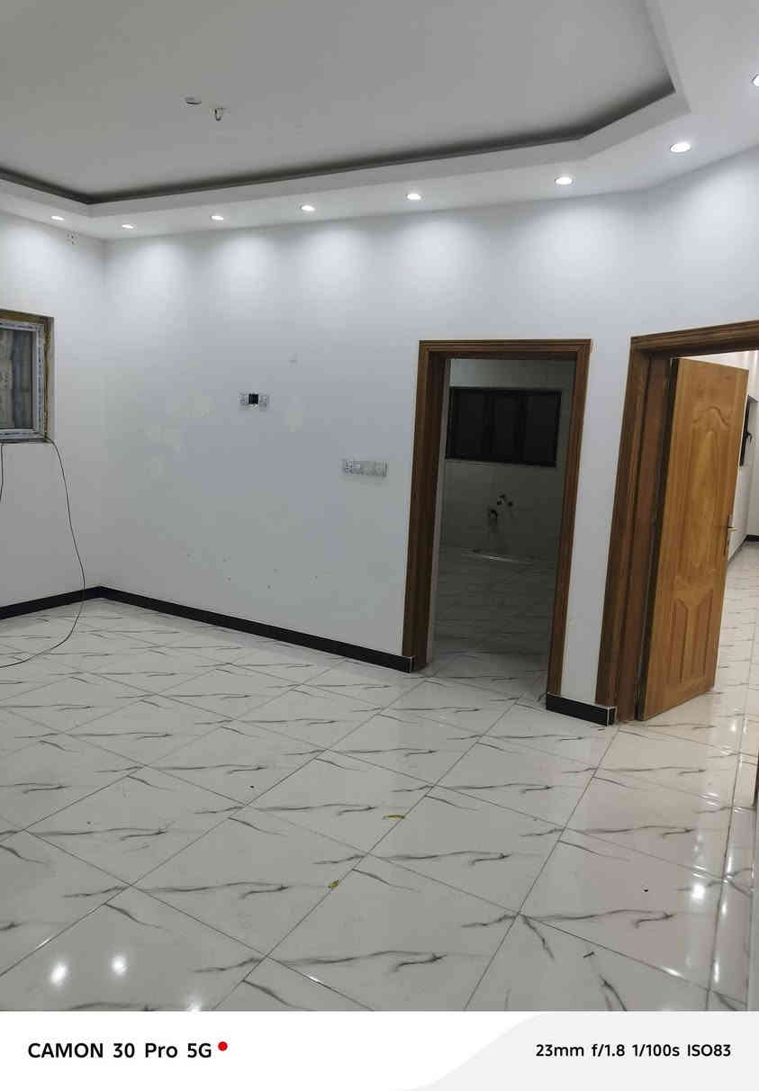 #للايجار 

شقه طابق ثاني بناء حديث  في الجنينه
 مساحه 200م تحتوي 
على 3غرف استقبال صاله مطبخ صحيات 
***********
***********
المهيمن للاستثمار العقاري
