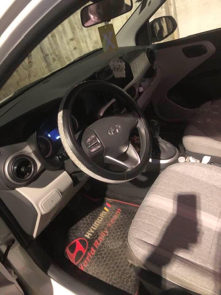 السلام عليكم سياره هونداي آيتين كراند موديل 2023 ماشيه 10 الاف وقابل للزياده كيراوتوماتيك تبريد السياره جديده بمعنى الكلمه بيه بس طخه بالباب الي وره السايق مبينه بالصورالسعر 125ورقه للاتصال ***********
