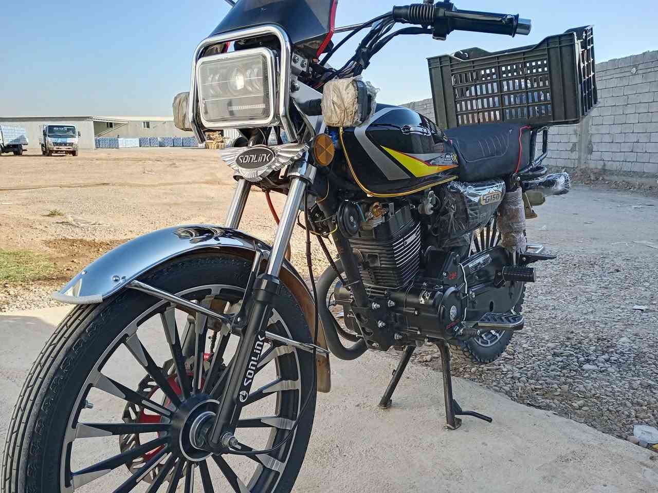 سلام عليكم دراجة سولنك موديل 26 ضاغطة وزنجيل كلشي ماناقصها فقط علامة ال 200cc الي بالصفاحيات وكعت وحده وحطيتلهن مال 150cc الصفاحيات اصليه مال دراجه فقط العلامه وكعت المحرك 200 مكاني بسماية السعر 900 
واتساب ***********
