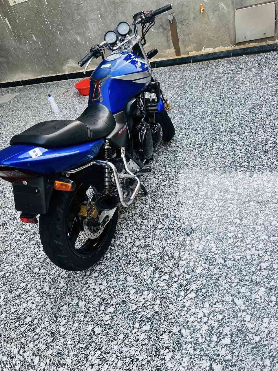 بطح سيبي cb400 بحالة الوكالة مكفولة كفالة عامة
اصولي (اوراق+كتاب منفيس) 
المواصفات//
1-دهن موتول (MOTULا) لاصلي 
2-ماي راديتر الاخضر +
3-صالنصة رياضي (SC)معروفه بصوتها القوي
4-دبل إشارة 🚨 

للأستفسار الاتصال على الرقم 
***********
— في ‏العماره حي العسكري
