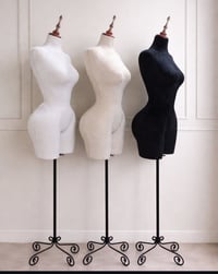 نسائية • مقاس ٤٢ • أبيض