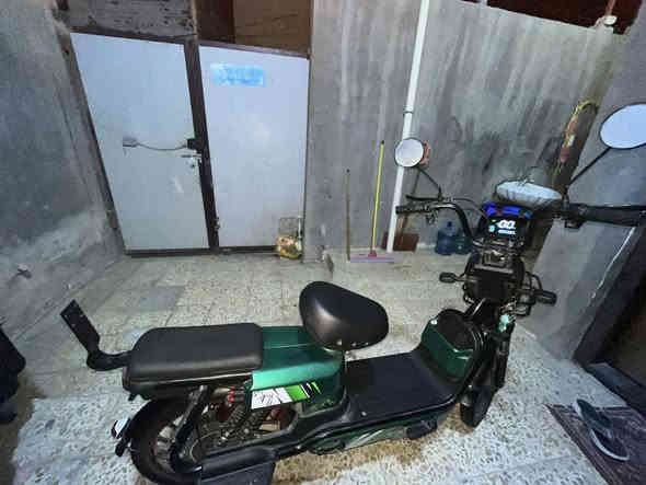 السلام عليكم 
بايسكل شحن SAW من اولاد جبرين اخذته
لونه زيتوني ماصارله شهر عندي
سرعته الشاشه تقره ٦٠ والحقيقي ٥٠ 
اشاير يمنه يسره امامي خلفي 
دبلات امامي خلفي (اربع دبلات)
سويچ وبصمه تشغيل عن بعد
صافوات انذار سرقه
البطاريات جديده بعدها لا هابطه ولا منفوخه 
ب٢٧٥ وبي مجال مكاني نجف
هذا رقمي ***********
