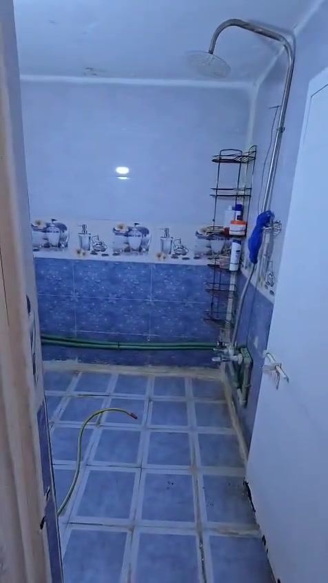 🏠 بيت مساحته 75متر طابق ونص للأيجار 📍 شارع ابو سمير
يحتوي على ستقبال حوالي ومطبخ وصحيات وغرفة نوم طابق ارضي غرفة نوم طابق ثاني. ايجاره 💵 350ققل 
الاستفسار الاتصال 📞***********
