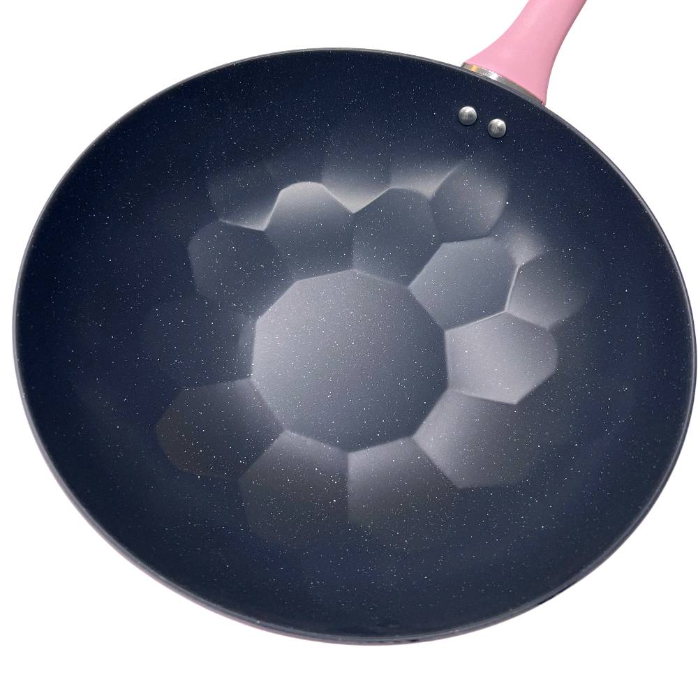 مقلاة عميقة باللون الوردي وتصميم خلية النحل

تجمع هذه المقلاة بين التصميم العصري الأنيق والأداء العملي، لتكون إضافة مميزة ومبهجة لمطبخكِ بفضل لونها الوردي وتصميمها الداخلي الفريد.

• تصميم داخلي مبتكر: تتميز بنقشة "خلية النحل" (Honeycomb) في القاعدة التي تساعد في توزيع الحرارة ومنع التصاق الطعام.

• عمق مثالي: تأتي بتصميم "ووك" (Wok) عميق يتيح لكِ القلي، التحمير، وطهي كميات كبيرة من الطعام بسهولة.

• مقبض مريح: مزودة بمقبض وردي متين مصمم لراحة اليد أثناء الحمل والتحريك، مع فتحة للتعليق لسهولة التخزين.

• سطح غير لاصق: الطبقة الداخلية باللون الرمادي المنقط (غرانيت) تضمن سهولة تنظيف المقلاة بعد كل استخدام.

• جودة التثبيت: المقبض مثبت ببراغي ثنائية قوية لضمان الاستقرار والأمان التام أثناء الطهي.

• النوع: مقلاة عميقة (Wok).
• اللون الخارجي: وردي (Pink).
• اللون الداخلي: رمادي منقط بنمط خلية النحل.
• المادة: معدن مطلي بطبقة غير لاصقة مع مقبض حراري.
• طريقة التثبيت: براغي تثبيت ثنائية للمقبض.