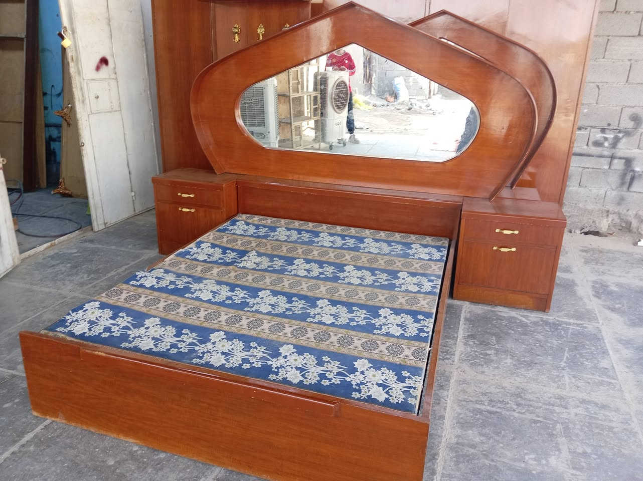 السلام عليكم غرفه ام 6 صاج داخل خارج مقطع من الداخل لسعر 425 غرفه كامله اي نقص مابيهه اكو خدمه توصيل بكروه رقم الهاتف ***********
