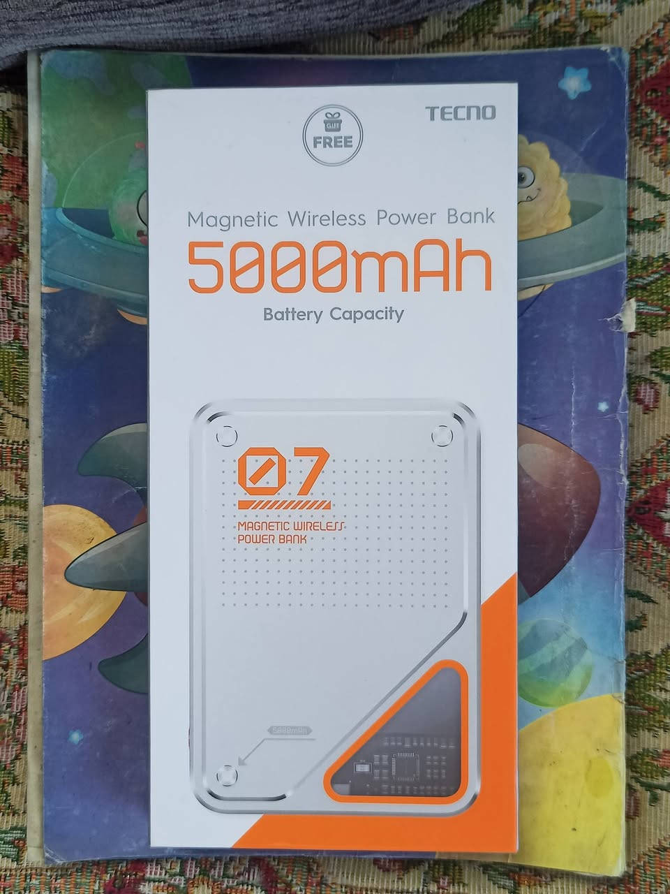 شاحنه واير لس تلزك على ضهر جهاز اصليه مامستخدمه بس نفتحت من بايكت اجت ويا جهاز بعت جهاز وضلت سعره 15 وبيا مجال مكان موصل حي مثنى رقمي ***********
