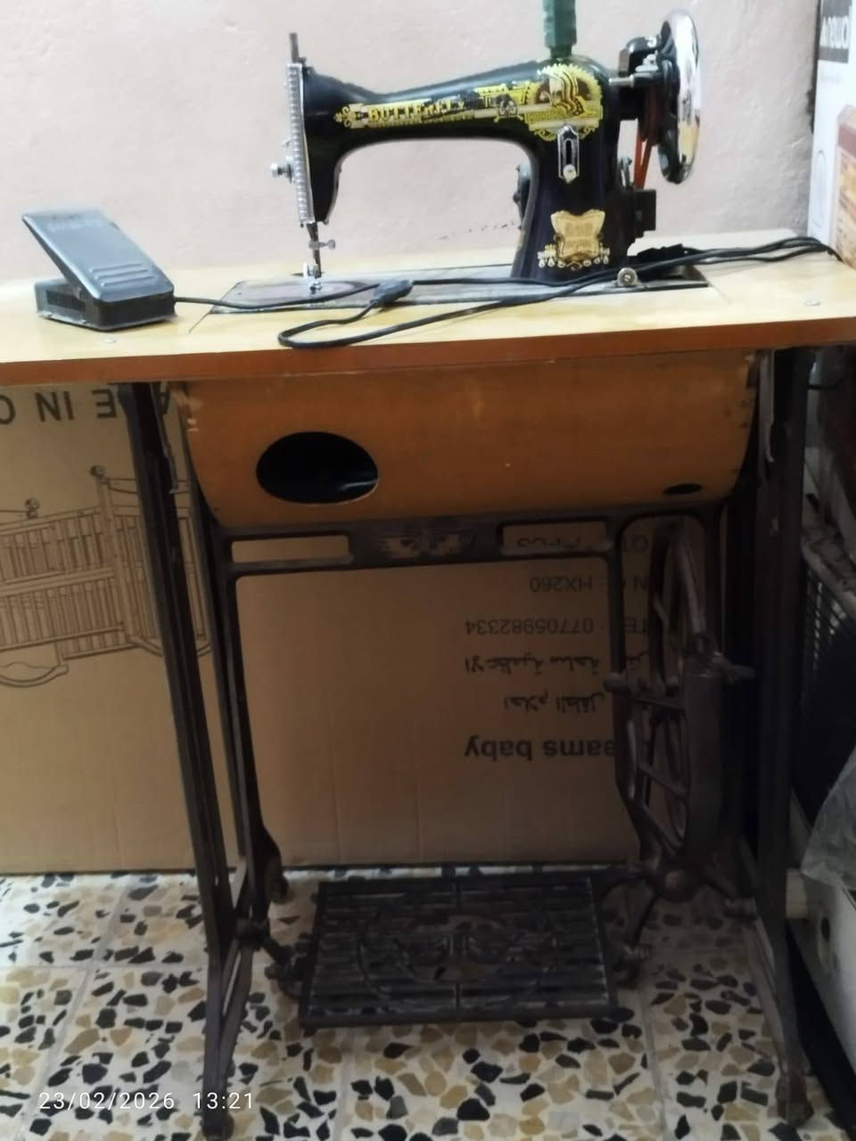 مكينة خياطه الفراشه القديمه كلش نضيفه السعر ١٢٥ بيها مجال مكان مدينة الصدر *********** بغداد, العراق

