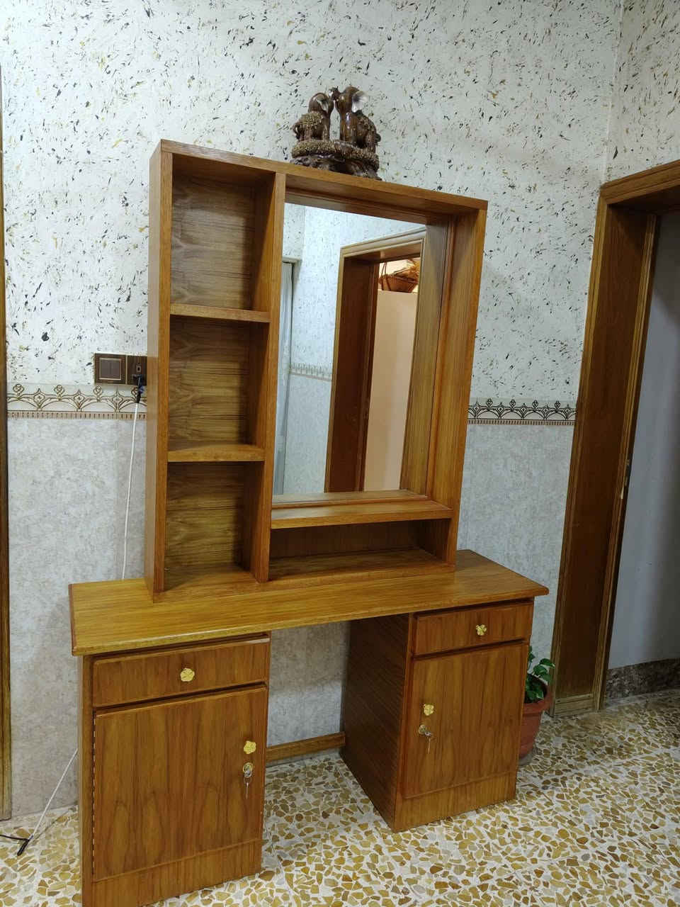 مرحبا عندي غراض للبيع
ميز تواليت خشب عراقي توصي مامستعمل 165الف
جرابي وياهم دواشك 60الف
مدفئه زيتيه شغال 25الف
فلتر شغال50الف 
*********** التواصل على الرقم
الأغراض بيهم مجال
