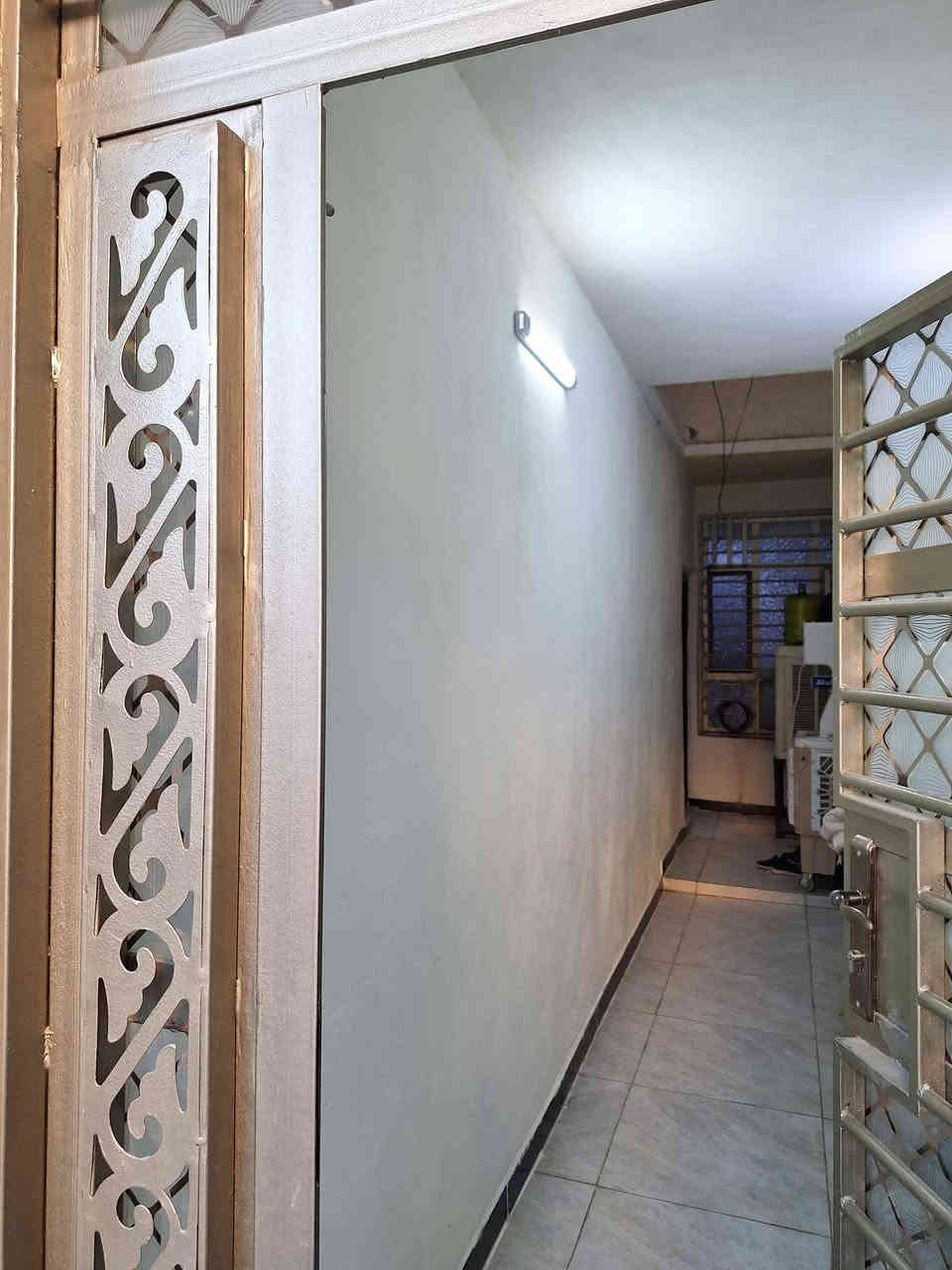 السلام عليكم دار للبيع المساحه ١٥٠متر الواجهه٦ متر النزال ٢٥متر العنوان شهداء البياع محله ٨٧٣ قرب شارع العوادي مقابل سياج مدرسة الرياحين يحتوي على غرفه عدد ٤ صاله هول داخلي منور صحيات عدد ٣ بيتونه كراج مطبخ الدار مرمم ترميم كامل طابو صرف سند مستقل موبايل صاحب الدار للإستفسار ***********  *********** بي واتساب
