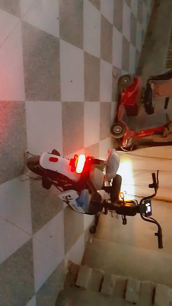 دراجه شحن ماشيه 20 يوم السعر 450وبيها المكان ناصريه خلف جامعت ذيقار الرقم ***********4مجاب
