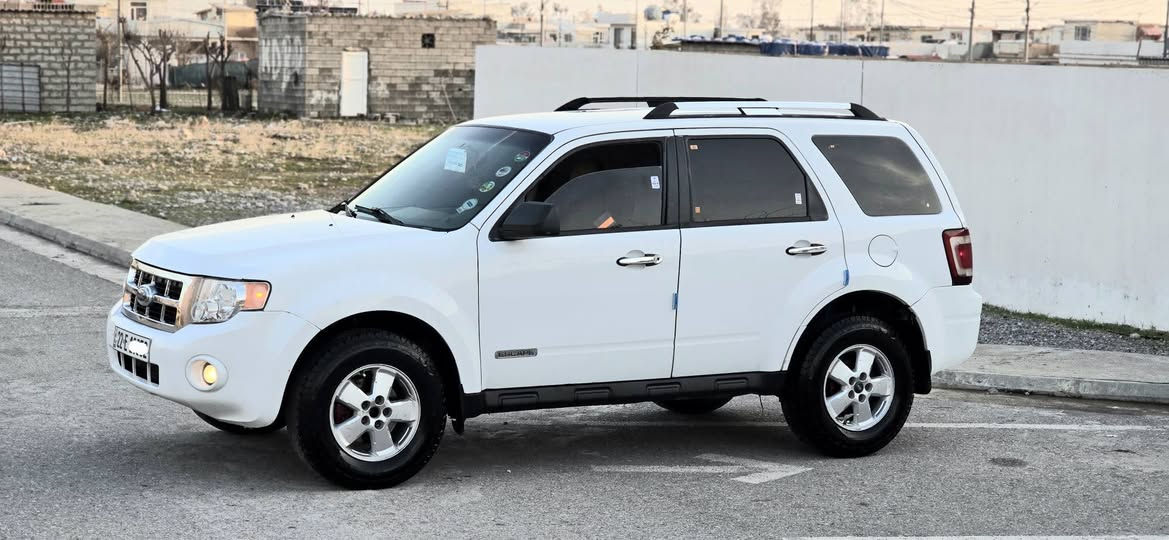 فۆرد ئیسکەیپ سپی 2008 
لۆك لۆكە چوار پستۆن مەكینە 2.5 مرغوب 
 یەک پارجە و پەڵەیەکی سبووخە  
بەناوی خۆمانە سەنەوی تا 2029 تازەیە 
ناو زەردو شغال گیڕتۆماتیك 
زینۆن كوشن كارەباو كۆدی دەرگا توڵی سەقف 
فۆلیۆم تحدید سورعە دەژخلیسك دوگمەی لیژی 
جامو ئاوینە ئۆتۆ و كارەبا جام هیتەر 
4تایەی تازە گیڕو مە‌كينه‌و تەبریدی بە‌شە‌رت ‌ 97 گەڵاو مەجالێکی کەم
            *********** أربيل, العراق
