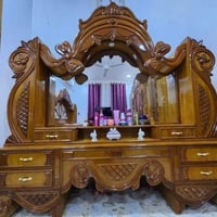 مرايه ميز مستعمله خشب اصلي مستعمله 8 أشهر السعر 200 وبيها مجال تواصل 0...