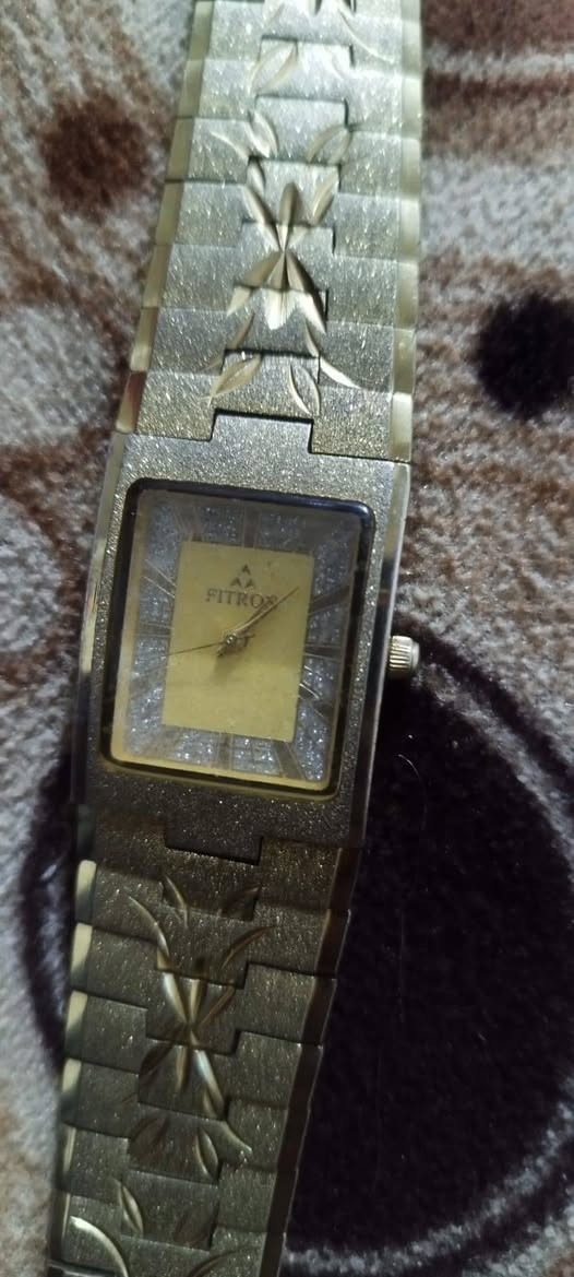 ساعة فترون (Fitron) كلاسيك - مطلي ذهب عيار 22
​الماركة: فترون (Fitron) أصلية.
​المواصفات: ماكينة سويسري (Swiss Quartz)، مطلية بذهب  عيار 22 (22K Electro Gold Plated).
​الحالة: الساعة قديمة (أنتيك) ونظيفة جداً كما موضح بالصور، تحتاج فقط تبديل بطارية 
​التصميم: شكل مستطيل مميز مع سوار منقوش، قطعة راقية جداً للبس أو للاقتناء.
قيم بما يرضي الله


**إذا كنت صاحب هذا الإعلان وتريد حذفه لأي سبب، رجاءا أرسل رسالة إلى الدعم الفني**