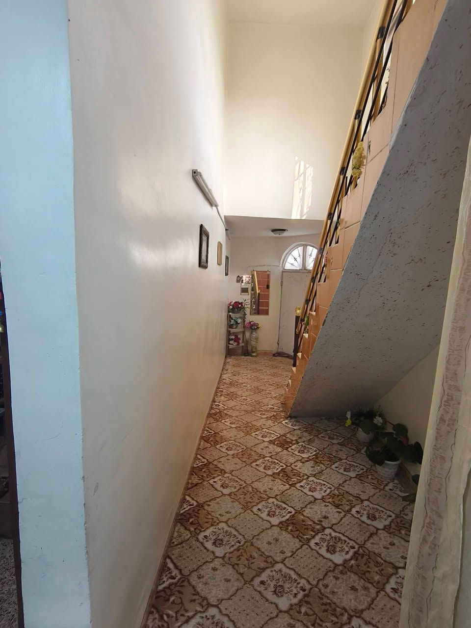 سلام عليكم دار للبيع مساحه 300متر في منطقه الحمزلي بيت ركن متكون من ثلاثه غرف واستقبال كبير ومطبخ مع صحيات داخلية وخارجية للاستفسار الاتصال على الرقم 
*********** رقم الاول 
***********رقم الثاني
