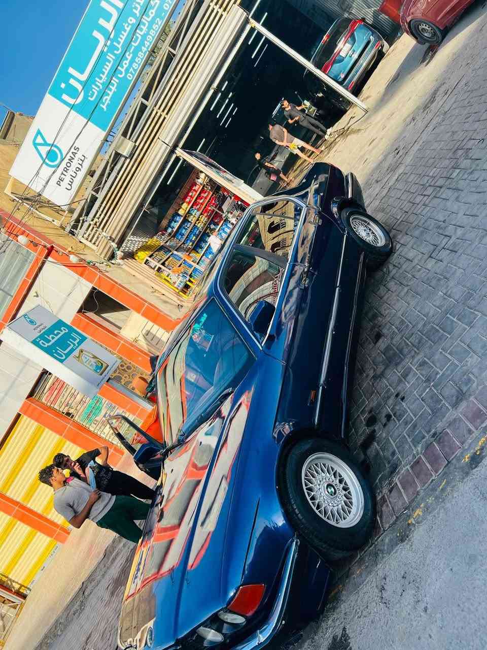 له سلام عليكم ملاحظه بيع ومراوس حسب القناعه سياره BMWلون حبري مميز موديل 91 حجم 700//30محرك 6مفتوح بجم عريض كير محرك كفاله تبريد شرط ثلاجه حداديه كفاله تخم تاير جديد باتري جديد لايت زنون كشنات جلد كهربائي شرط كله شغال ويل خليه المرغوب سنتر لوك كله شغال اربع قطع شرط حته مال الجنطه بل سويج جامات كلهن ايصعدن او ينزلن السياره مصبوغة عام للجماليه رقم بغداد سنويه ل28 سياره جاهزة مال جناي السعر ٤٥ 
الاتصال ***********
