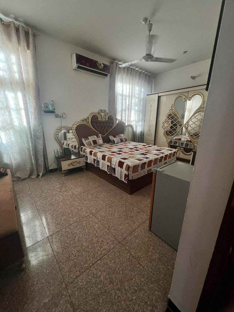 🏡 الدار للـــبيــــــــع  
📍 الموقع: شارع ٨٠ جهة كربلاء فرع شركه الماس الكهربائيه
✨ المواصفات:  
▫️ المساحة: 100 م²  
▫️ 10 × 10 م ركن 
..........
🔹 الطابق الأرضي:
- غرفه نوم  
_ مطبخ
_ صاله
_ كلدور 
_ صحيات 
🔹 *الطابق العلوي:
- غرفتين نوم 
_ كلدور 
_ مجمع صحيات 
_ سطح 
---------------------------------
📞 للاستفسار والمعاينة: 
الاتصال على الارقام :
***********☎️ واتساب    
او مراجعة المكتب 
الحلة _  شارع المقام / مجاور مول الحسن 
--------------------------------
✅ نستقبل جميع عروضكم السكنية 🏠 والتجارية 🏡 بكافة مناطق الحلة
