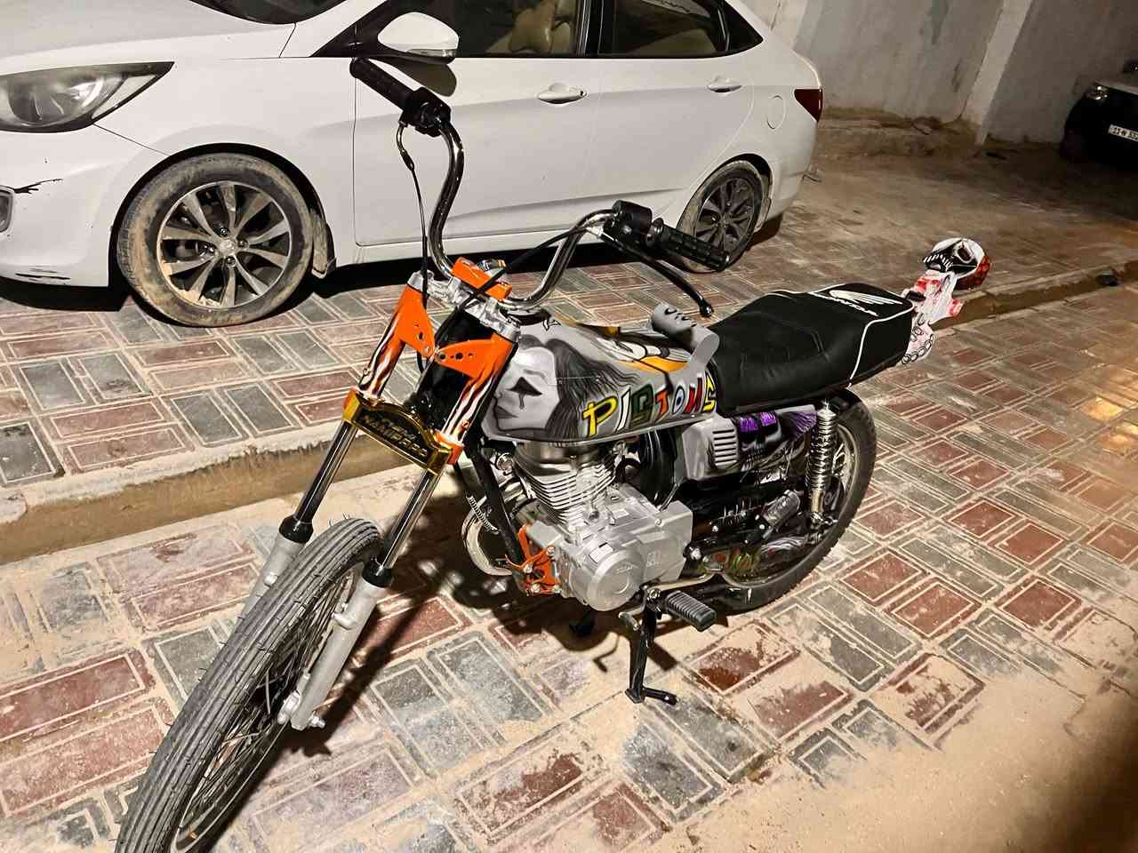 السلام عليكم دراجه اربعه كير شلامجه موديل 26وغراضها كلها احمد شهاب حت الواشر مال الصمونه من احمد شهاب والشاصي ٢٠١٤ اوراق اصولي مداور بنفس اليوم الدراجه صارلها ٢٠ يوم مشدوده الدراجه كلها اصولي وشلامجه من مكينه وغراضها البقيه وبرغي مابيها امتياز 
 هذا رقمي للاستفسار : ***********
والسعر خاص ومكاني كربلاء الحر
