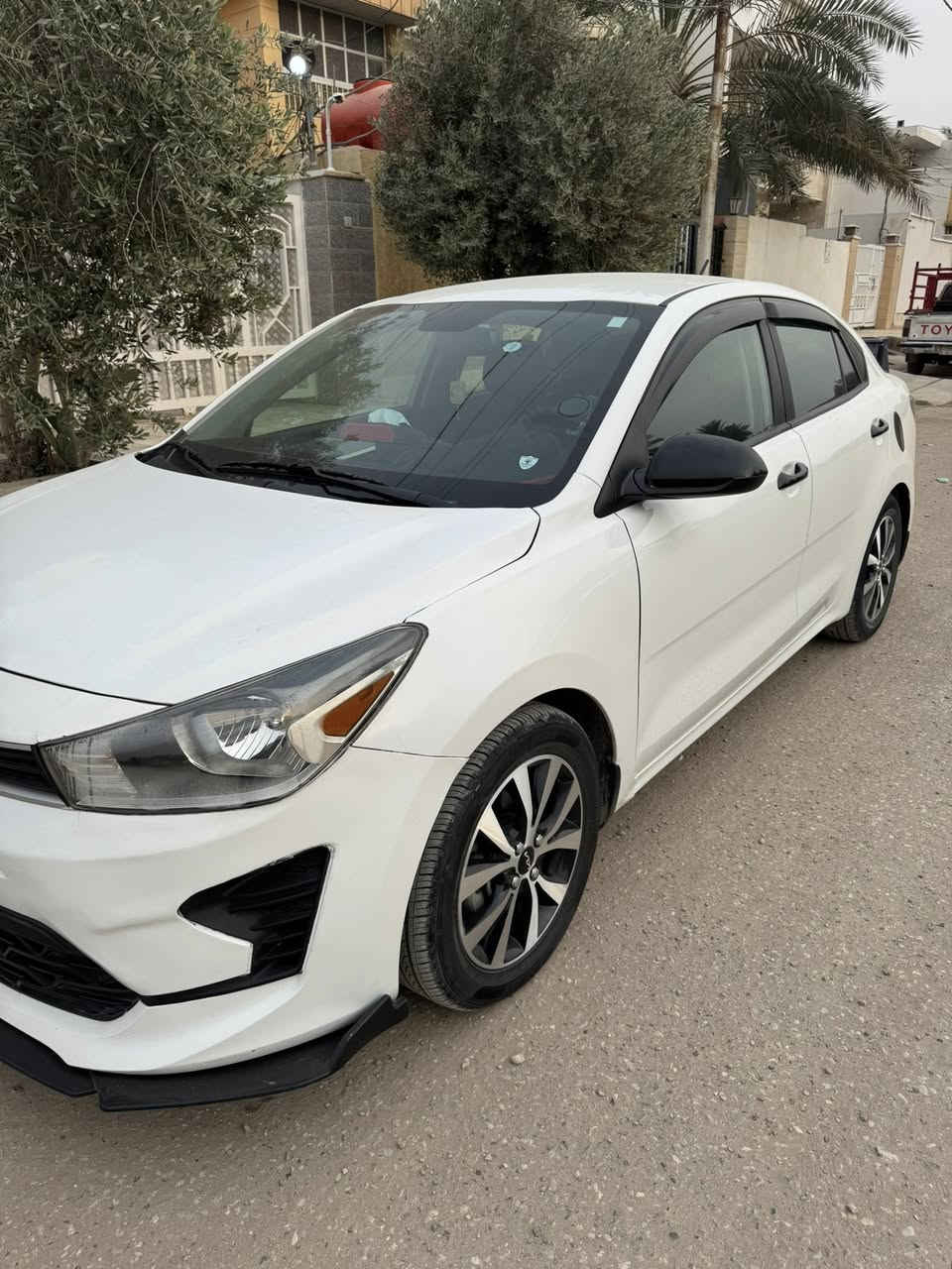 السلام عليكم 
كيا ريو موديل ٢٠٢٣ السيارة امريكية 
مكينة ١٦٠٠ دوش 
عدد الممشى ١٠٥٠٠ وقابل للزيادة 
حادثها جامرلغ تصلح ع لبارد وشوية تكحيل 
ولبنيد صار بي شوية معجون وصبغ 
صور الحادث مرفقة بالمنشور 
رقم ديالى الانكليزي جديد 
هزة جديدة 
وسنوية الى ٢٠٣٠ 
    مواصفاتها 
شاشة ابل كار بلاي 
كامرة خلفية 
كروز مثبت سرعة 
نظام سبورت 
تبريدها ثلج شرطط دينار واحد مصرف ع تبريدها 
كير ومكينة مكفولات كفالة عامة للأخير 
تخم ويل كب حجم ١٦ معلاية رقم لان لبلادي يجي ١٥ 
تخم تايرات جديد 
سيارة كاملة من كلشي مامخلي بيها نقص برغي 
صار ٥ اشهر من اخذتها 
سيارة عارضها ب ١٣٧ وبيها مجال 
للأستفسار على الواتس ***********
