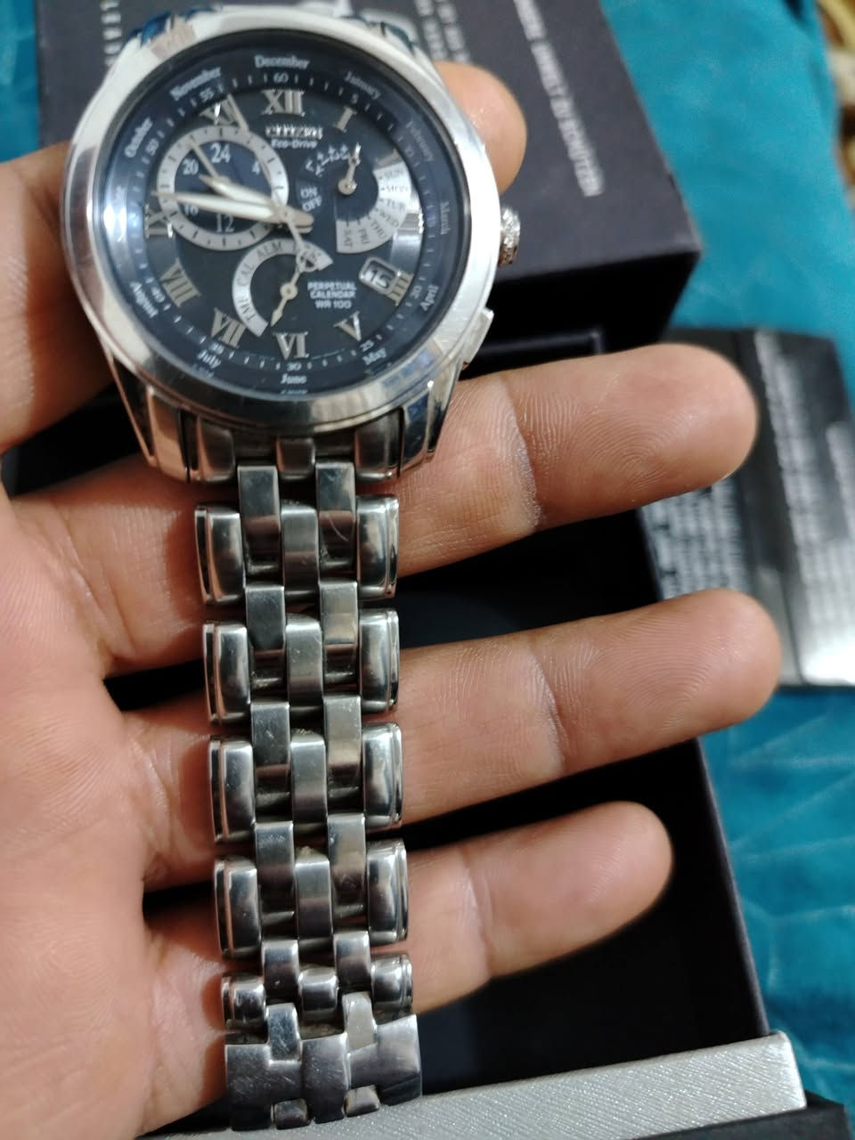 ستزن، ياباني ايكو درايف شحن ضوئي، سناتر كله شغاله وتاريخ يومي مع علبه وملحقات تناسب اليد الناعمه والمتوسطه والخشنة، نقص في حبات السير،مينة مميزة تنطي عدة الوان، السعر 200 $، يوجد توصيل ***********
