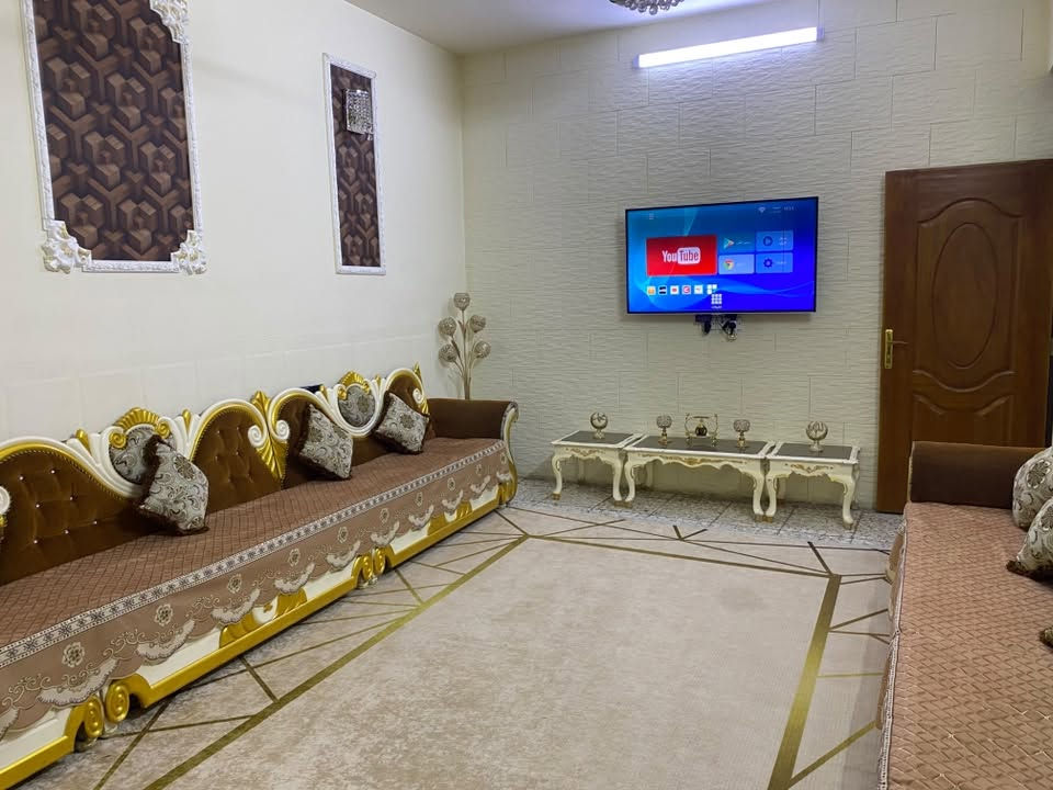 السلام عليكم دار للبيع المساحة 115  التفاصيل غرفه نوم بالطابق الأرضي واستقبال. وخدمات  وغرفه بالطابق الثاني كبيره قاطعه إلى غرفتين   وبينونه كبيره  سند زراعي  العنوان 
الشعب قريب على شارع الصحه قرب ساحة علاء نجف شارع 20 تفاصيل اكثر اتصل وتدلل 
***********
