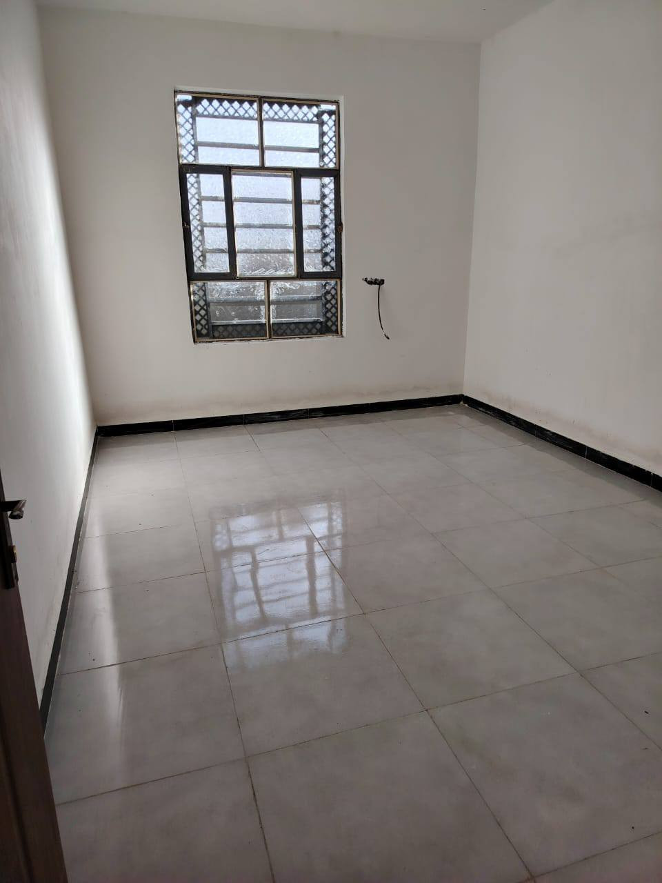 بيت للبيع بحي الامين بشارع سادة الفوادين المساحة 150بية غرفتين وصاله ومطبخ وبراني  بيت جديد فارغ حالين ستوة كمل بناء شوارع تبليط ومجاري الاتصال ***********
