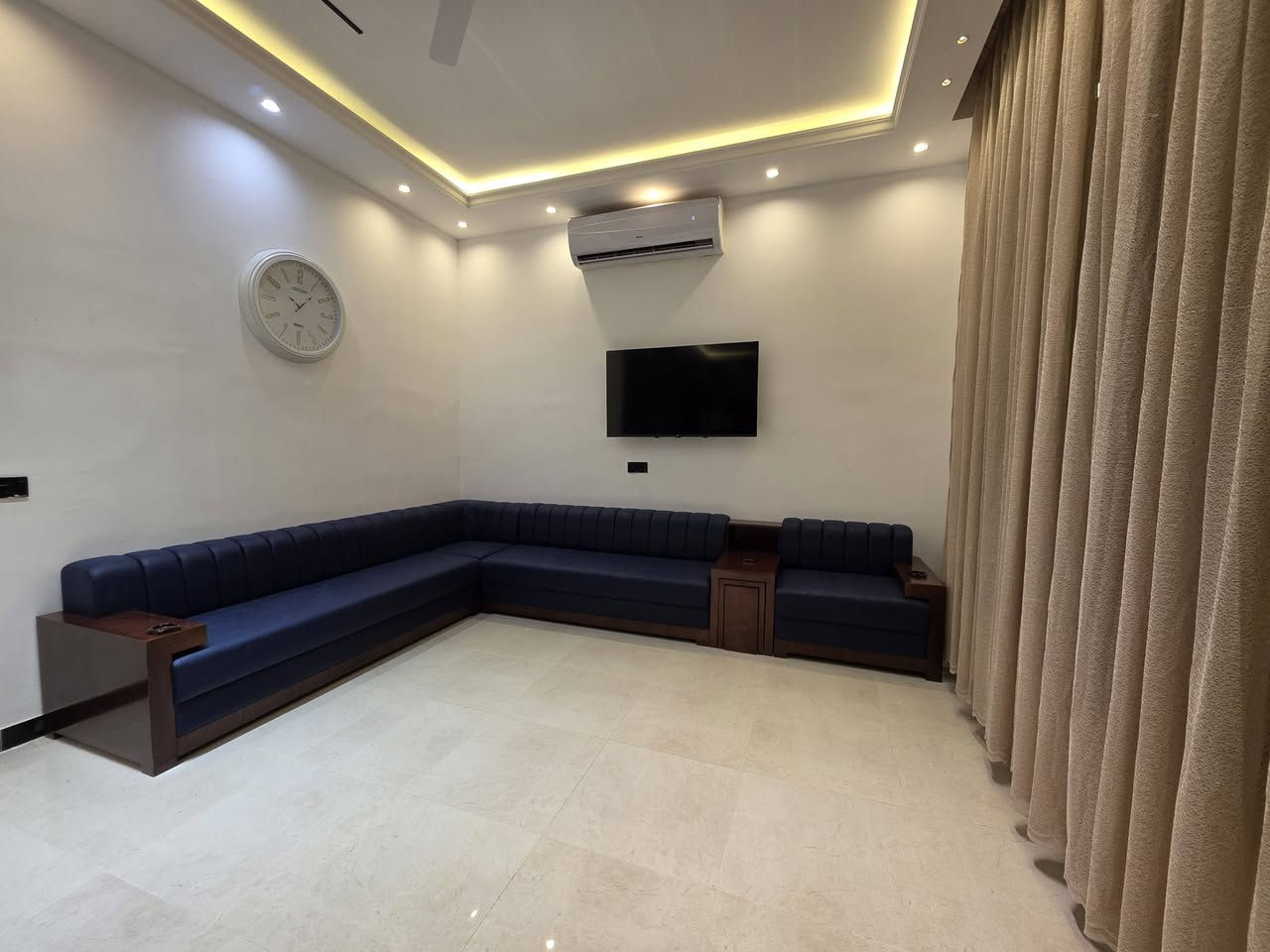 🌿✨ أهلاً بكم في Royal Farm ✨🌿
أ
استمتعوا بأجمل الأوقات وسط أجواء الراحة والخصوصية:

🏊‍♂️ مسبح للكبار بمساحة 10×5 متر🏊‍♀️ مسبح خاص للأطفال

🏡 منزل مكيف بالكامل يضم:🛏️ غرفة نوم سويت🛏️ غرفة نوم عادية🛋️ صالة مريحة🍽️ مطبخ متكامل

🔥 منطقة شواء متكاملة تشمل:🍖 باربكيو🐟 مكان خاص لسكف السمك🍗 فرن للشوي

🎮 صالة ألعاب مكيفة تحتوي على:🎮 بلاي ستيشن🎱 بليارد♠️ فيشة🃏 منضدة ألعاب

🌳 حديقة واسعة ومساحات خضراء🛝 ألعاب أطفال متنوعة

مكان مثالي للعوائل والجلسات المميزة وقضاء أجمل الأوقات مع الأهل والأصدقاء.
***********
📞 للحجز والاستفسار يرجى التواصل معنا.
