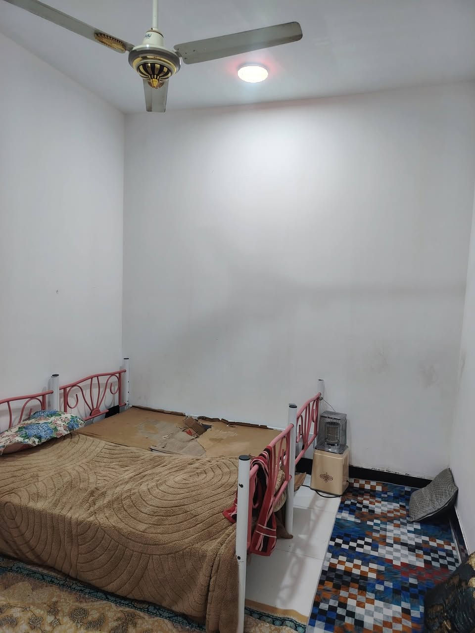 سلام عليكم بيت البيع زراعي يم الشفيج قرب حميد ريسان البيت بناء حديث صب كونكريت مسلح كهرباء وماي ونترنيت ومولد كل موجود بالباب البيت يتكون من غرفتين وصاله ومنور ومخزن بالبيتونه ومطبخ وديوانيه وصحيات خارجيه البيت مساحه ٢٠٠متر السعر ٣٨مليون رقمي ***********
