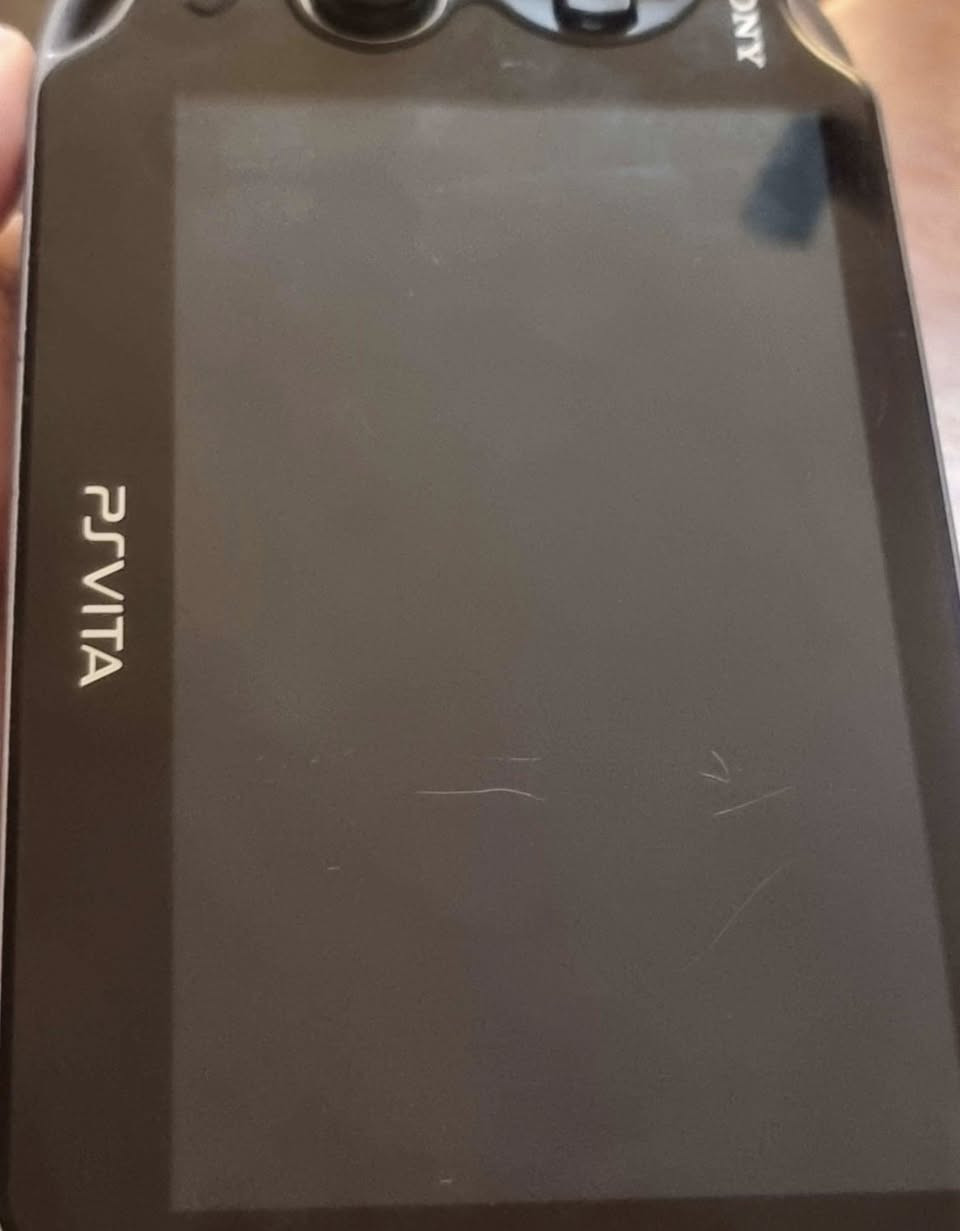 السلام عليكم اخوان
للبيع: بلايستيشن فيتا (PS Vita 1000) ب٢٢٥ بي مجال بسيط -مهكر وجاهز

المواصفات والحالة:

الموديل: PS Vita 1000 (نسخة شاشة OLED)
 النظام: مودد homebrew وجاهز للاستخدام (شغل والعب)

 الألعاب

(God of War, Persona 4, Uncharted, Need forSpeed). نازلة وجاهزة
وبعد ٤٠٠٠ لعبة غيرهن تكدر تنزلهن

ويدعم تشغيل ألعاب الـ PSP والـ PS1.

الملحقات:
كيبل وشاحن أصلي. 

ذاكرة  sd2Vita 32GB.

ذاكرة PS Vita أصلية سعة 4GB.

ملاحظة: الجهاز شغال وبحالة جيدة، والسعر مناسب مقارنة بباقي الاجهزة المعروضة واذا تريد ابحث وشوف.

السعر: ٢٢٥ ألف دينار (مجال بسيط) .

 يوجد توصيل لكل محافظات العراق.


**إذا كنت صاحب هذا الإعلان وتريد حذفه لأي سبب، رجاءا أرسل رسالة إلى الدعم الفني**