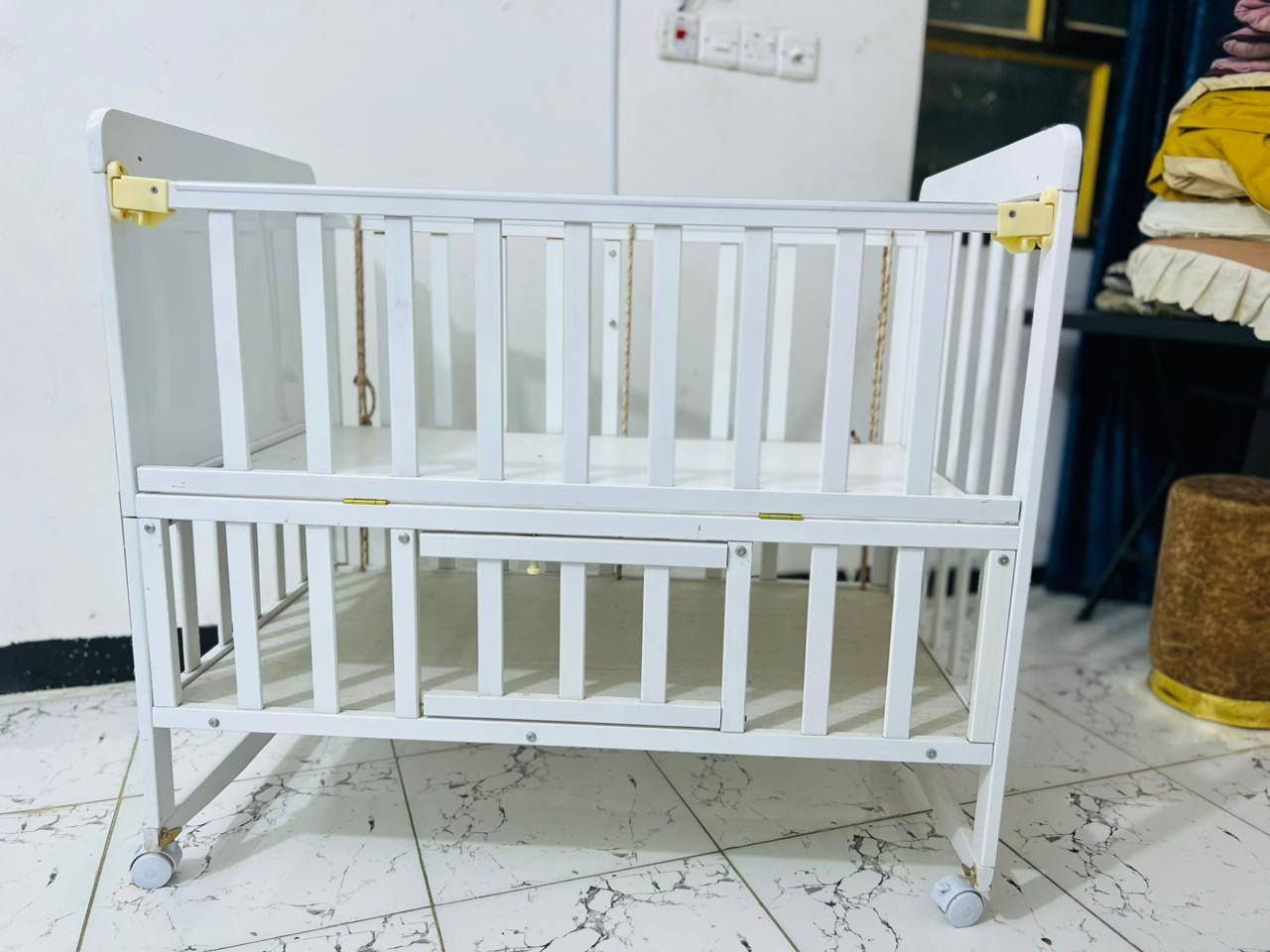 سرير طفل وكاروك هزاز بنفس الوقت بي تايرات سهل التنقل خشب حقيقي مو mdf نظام براغي
١_قياس ١١٠ * ٦٠ يصير بصف الجرباية
٢_ بي تخزين الغراض الطفل  
٣_بي ناموسية + حاملة اللعاب للطفل 
٤_ يتفتح ويصير سرير اكبر يوصل لل ١٦٠ 
***********
