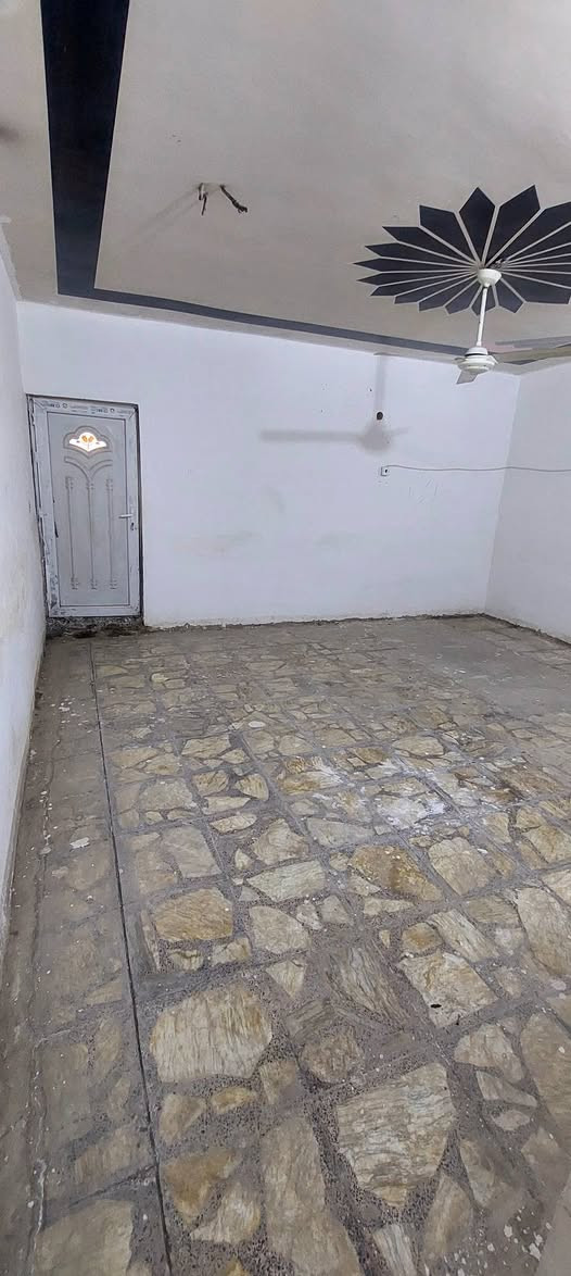 السلام عليكم الدار للبيع مساحة 115 متر زراعي /30 متر تشجير يحتوي على 2 غرف نوم +صالة + مطبخ+ صحيات 2 +مخزن 
الموقع:بداية النواب الفرع مقابيل كوفي المزرعة السعيدة قرب متوسطة الأبرار (للبيع وليس للأيجار)
للإستفسار:***********
