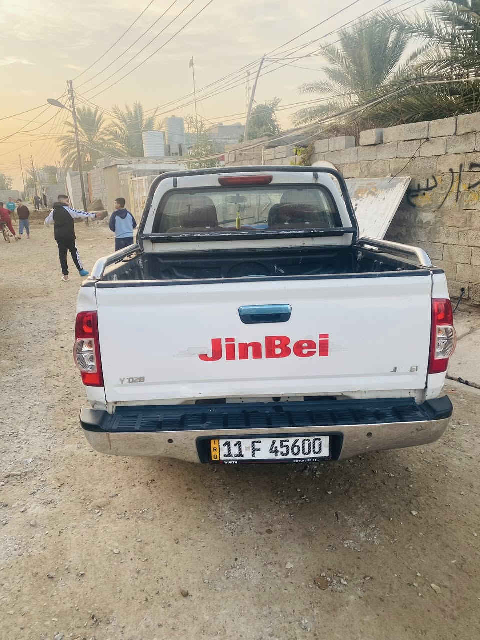 سلام عليكم جنبي موديل 2013 سياره مقفوله من كلشي تايرات جدد مكينه جديده لا صرف لا تبخير سياره نقصها بس تبريد بيها طخه بالبدنه ومصلحمه سنويه 2030 رقم بغداد  السعر 57 وبيها مجال عنوان ديالى بعقوبه شرط تحويل مباشر مكلف بالنشر فقط 
***********
