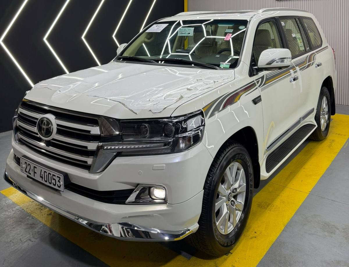 تويوتا لاندكروزر 2017 GXR وايت إديشن – شركة جيهان المسافة المقطوعة: 106,000 كم حقيقي
السيارة بحالة ممتازة ونظافة عالية
محرك 6 سلندر
فل مواصفات شركة جيهان – باب أول
الحالة والكفالة:
* السيارة مكفولة كفالة عامة
* ملاحظة بسيطة: كارت خفيف بحافة هلال الجملغ الخلفي فقط
* ما عدا ذلك، السيارة مكفولة من كل شيء
* بدون شخوط، بدون حالوب، بدون تبديل
* المحرك والگير بشرط، غير مفتوح وغير ملعوب به

💎 ســعــر ✅ ::  الــرد تلقائي📮

مواصفات وايت إديشن (فل كامل):
* بصمة
* 8 إيرباغ
* فتحة سقف
* 4 كاميرات
* ثلاجة
* لايت أسود + LED نشرات
* كراسي جلد
* دبل
* كوشنين كهرباء
* كرسي السائق 3 أزرار
* مرايات شفط
* شاشة كبيرة
* حساسات أمامية وخلفية
* نظام ECO
* لايت حساس مع تنظيف
* لايت LED وزينون بلادي
* داخلية بيج
* ستيرن فوليوم
* مواصفات معروفة كاملة
سنوية جديدة
زنك ورقم جديد
الشاصي والحدادية بشرط وجاهزة بالكامل

رقم صاحب السيارة 
***********
