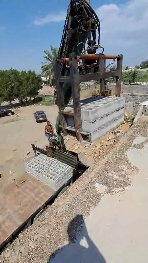 للبيع ⛔⛔⛔
 فالفوا موديل 2001مسجلة كرين كماشة بلوك سنوية 30بسمي رقم أربيل كرين بافنكر  حجم 16ميتة سلايتين  مكينة 420كير  3ب3 تخم تاير تبريد شغال
ترهم مراوس بنساف كامل من موديل  ٢٠٠٢ حد ٢٠٠٦ 
ارجو استفسار اتصل على الرقم  
*********** 
***********
