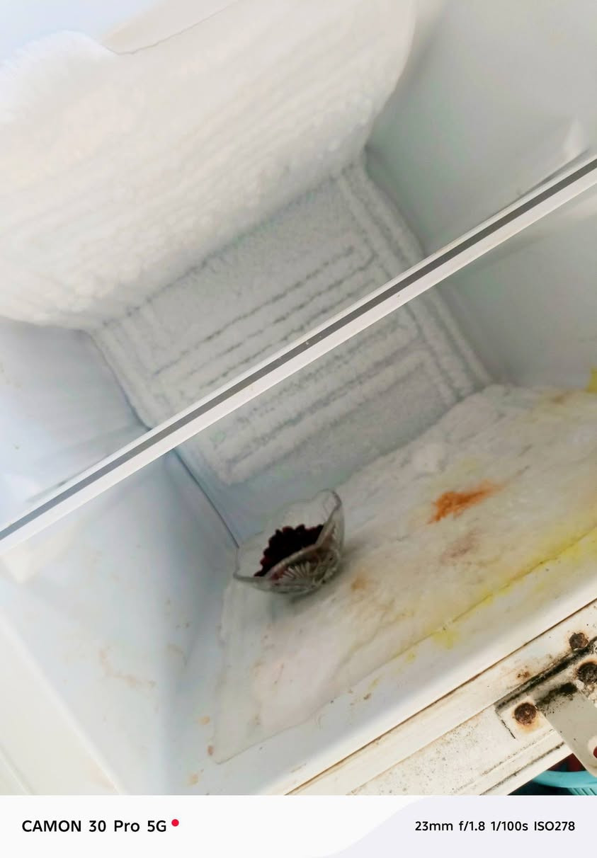 ثلاجة بيكو 12 قدم
شغالة وتخبل ونظيفة وتجميد فوول 
اريد ابيعها واشتري اكبر منها 
سعرها 200 الف وبيها مجال بسيط
***********
واتسب او اتصال او مراسله الصفحة
