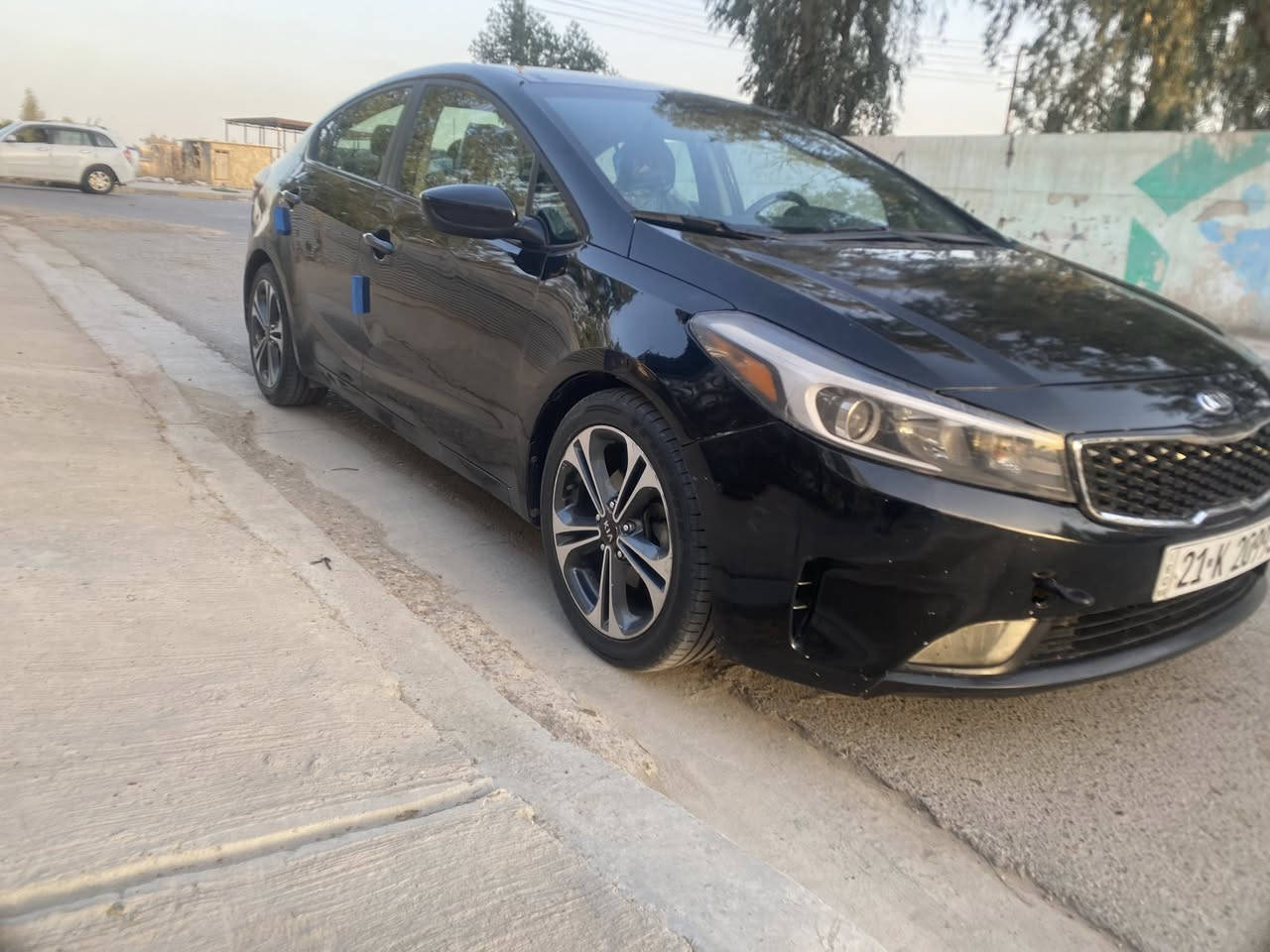 للبيع او مراوس كيا فورتي 2017حادث بنيد فقط بدون اي دواخل بدون ايرباك وبيها الداير مال هلال خلفي صبغ ربع منه
والباقي مكفول ناشر سونار سياره وضع شركه 
تراي زيرو ماشيه 70
كير ومحرك وتبريد وصدر وتخم تاير كله كفاله
سياره مال جناي حيل جديده 
اي نقص مابيها 
تحويل تريد تريد وكاله حاضر 
بسم ابن خالي سياره تحويل مباشر
مكان سياره بغداد اليوسفيه
السعر 117وبيها مجال
***********
