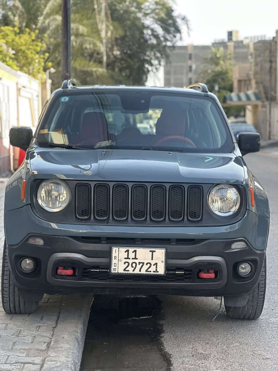 سلام عليكم ، جيب رينجيد 2018 ترال هوك اعلى فئة …. 
محرك 2400 المرغوب … كير 9 نمر .
قطعتين صبغ .. داخل احمر مطعّم وية السيارة ، محرك قبل 4 اشهر مبدلة جديد مال كصة والفيديوهات موجوده ، حادثها جاملغ وباب جهة السايق ، صدرها ممتاز محركها ممتاز كيرها ممتاز كهربائياتها شغالة كلها ، مواصفاتها معروفة .. 
كرسي كهرباء ، كامرة ، كراسي تدفئة ، شاشه اعطال ، وقياس ضغط الاطارات ، وبيها كلشي يحتاجه السايق ، مناقصها شي السيارة نظيفة شوفت عينكم … 
السعر 121 وبيها مجال .. 
مكاني بغداد الاعظمية / ***********
