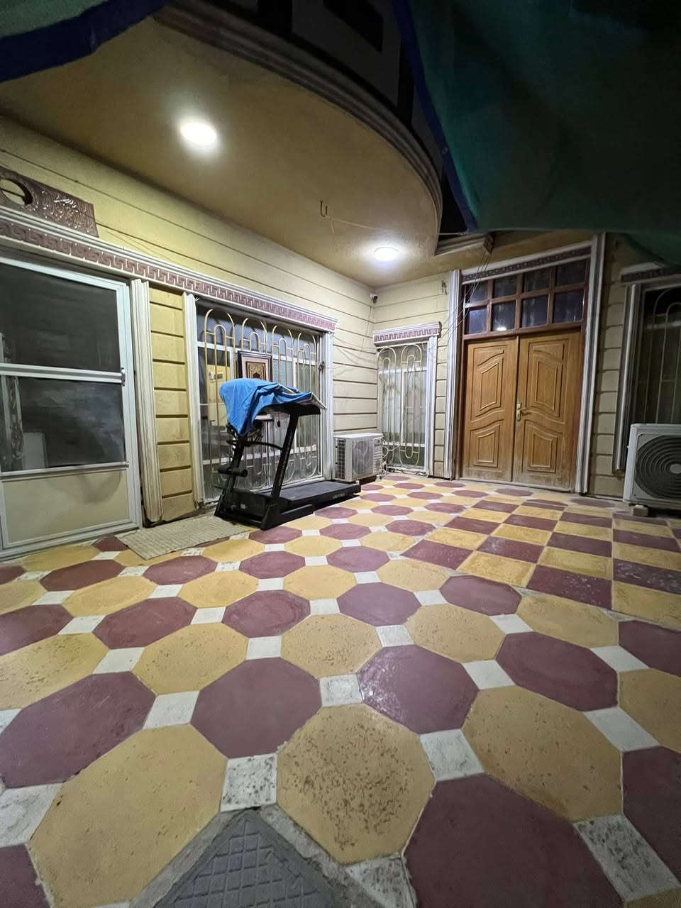 🏘️دار رگــــــن علـــــــىٰ ساحـــــــة للأيجــــــــــار 
فـٓــــي حـــــــي الطيـــــــارة قـــــٰـرب آســـــواق مريومــــة
قـــــٰـرب د. آبــــو العيـــــون سابقــــاً 
________________
المساحــــــة // 150م رگن #طابـــو #مــــلك #صــــرف
الواجهــــــــــة // 8م
النـــــــــــــــــزال // 18.8م
________________
🏗️🧱#الطابــــــــــــــق #الأرضـــــــــــــي
غرفــــــــــة وصالــــــــــة وهـــــــــــــول ومطبــــــــــخ ومجمــــــــــع صحيــــــــات وگـــــــــراج ومنـــــــــــور دور ...
🏗️🧱#الطابــــــــــــــق #الثانــــــــــــــــي 
غرفتيـــــــــــن وهـــــــــــــول ...
________________💲
قيمـــــــــة الأيجــــــــار 550 آلــــــــف نهائـــــــــي
________________💲

#مكتـــــــــب
                  🏘️أمــــــــلاك بابــــــــل للعقـــــــار🏘️
#الكائـــــــــن
    شارع_الكرامة_قرب_الضريبة_مقابل_التخطيط_العمراني
         ***********📞☎️📞***********
__________________________________________________
