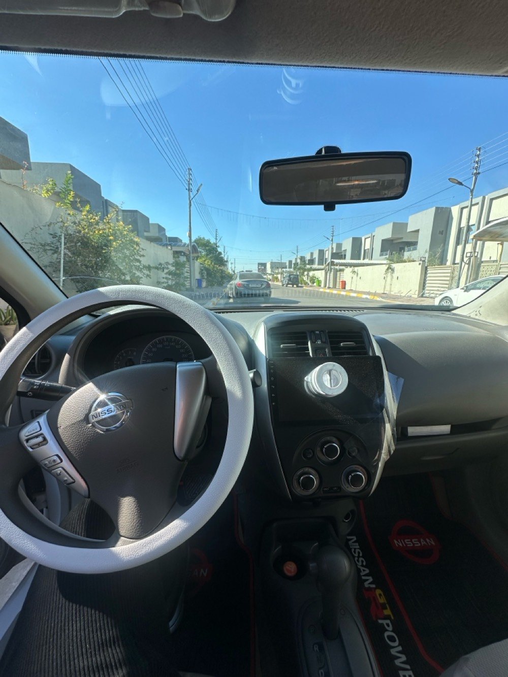 سيارة نيسان سَني مستعملة للبيع، لونها أبيض وحالتها بشكل عام تعتبر جيدة مع وجود بعض الخدوش على الجسم الخارجي. من الداخل نظيفة ومرتبة مع عجلة قيادة ومقاعد مريحة. مناسبة للاستخدام اليومي وقيادة اقتصادية في الاستهلاك. الصور توضح التفاصيل بشكل كامل. يرجى التواصل لمزيد من المعلومات أو لتحديد موعد للمعاينة.