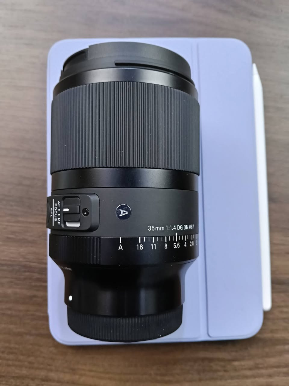 عدسة سيجما ارت Sigma art 35 ..جديدة ما مستخدمة اطلاقا اشتريتها بمليون ونص قبل 5 أشهر من قرطاج وماكدرت اشتري كاميرا ..سعر بيع 400,000 ألف دينار عراقي بي مجال بسيط ..مكاني بابل المسيب .. راسلني هنا أو واتساب ***********...يوجد توصيل المناطق القريبة..هاي عدسة المحترفين
