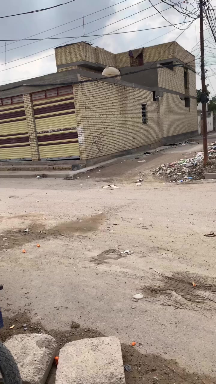 سلام عليكم العنوان الحميديه شارع سيد عوده المساحه ١٠٠يحتاجله ترتيب مي وكهرباء وكاعيه ينباع واقع حال السعر اتصالًً***********
