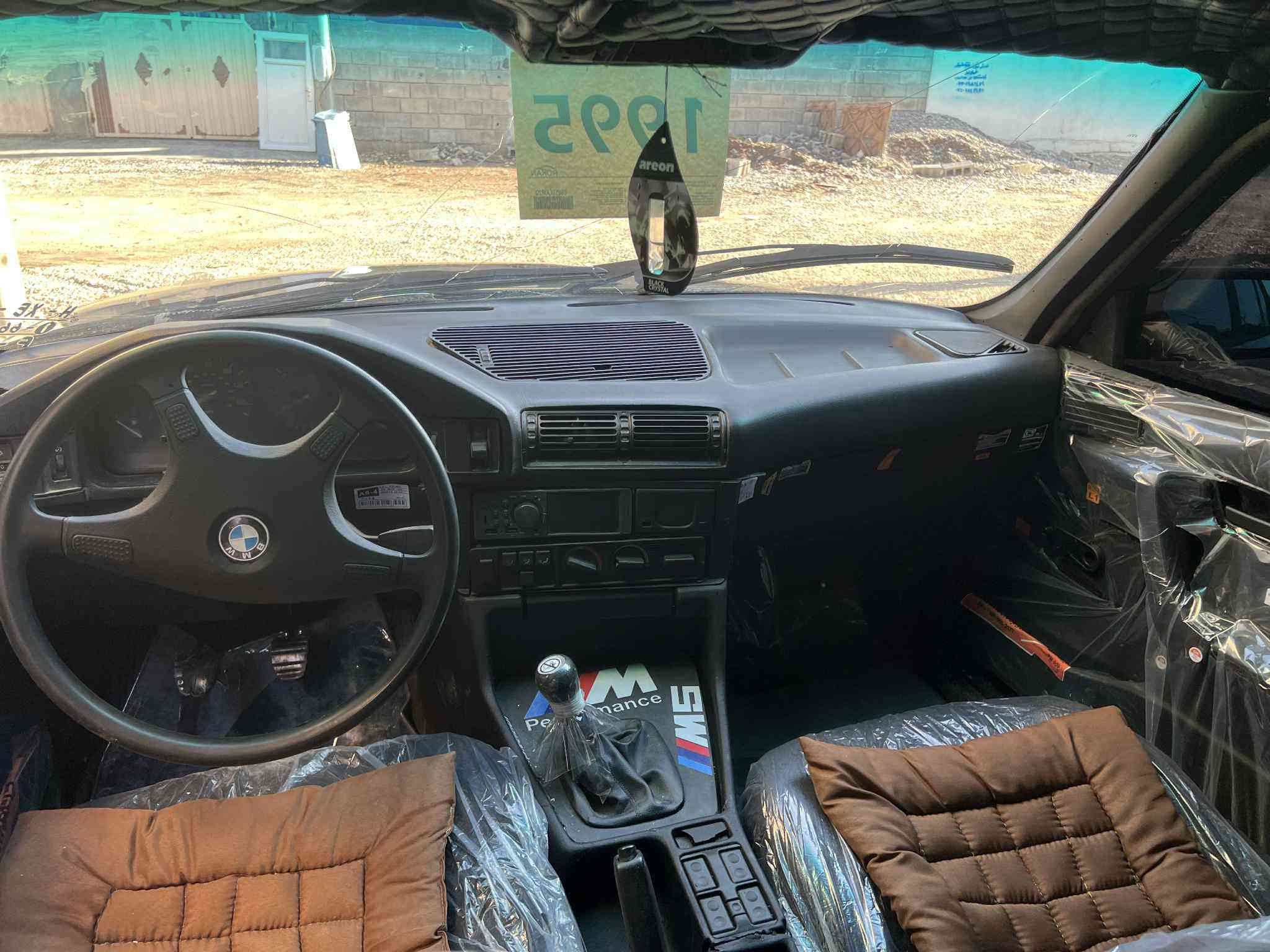 سڵاو هاوڕێیان 
1991 گێڕ عادی520 bmw بۆفرۆشتن 
ئاڕم پلاستیکی سلێمانی بەشەرتی ئاڕمو ئەوەلیات 
گێڕو مەکینەی بەشەرت مەکینەی تازە داگیراوە هەڵمی نییە 
ژێری تازە دامگرتوە کامل چرکه ی تیا نیە 
کامل بۆیاخێکی جوانم کردوە لەسەر ساقی 
کامل جوانکاریم بۆ کردوە 
چوار تایەی لۆکم بۆ بەستوە ویلی شنایزەرە 
کامل کارەبای مەزبوتە سڵایدە 
دەعامی پێشو پشتی ئێمە 
لایتو بەگلایتو بلاجکتۆری لۆکم بۆ بەستوە 
قرچێکی کەمی پێشی هەیەو تەواو بەشەرتی موسو بڕاوەو وەرگەڕان 
سەیارەکە زۆر جایزەو کەم مەسرەفە 
سیعری38گەڵاو کەمێک مەعمەلە 
شوێن هەڵەبجەی تازە شارەزور 
***********
