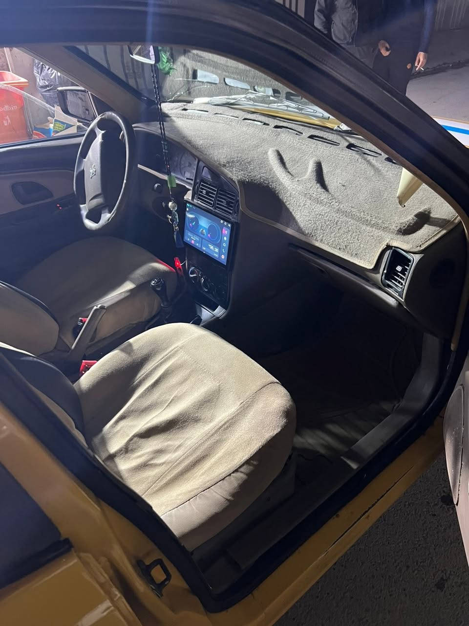 السلام عليكم 
بيجو 2015للبيع سياره نضيفه ماناقصه شي 
عليه غرامات ينزلن من سعر السياره 
مابيه اي ضربه سياره خير من الله مابيه نقص 
السعر 35 وبيه مجال قليل مكان السياره الامين الثانيه 
***********
