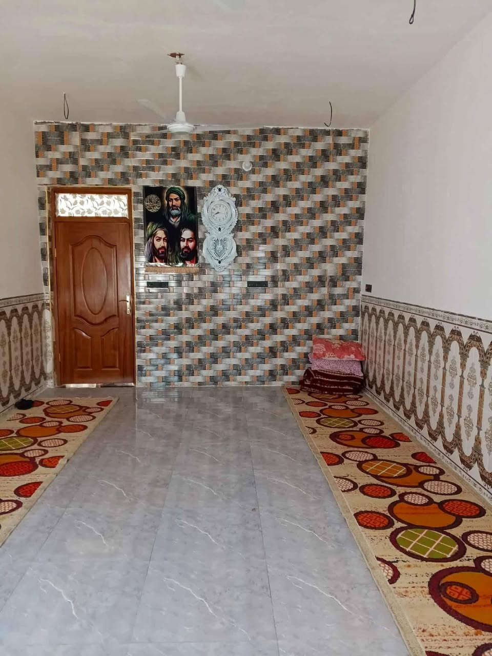 بيت مساحته 300متر زراعي الديوانيه على طريق دغاره قرب ملعب الغدير الاتصال على الرقم *********** وبي واتساب
