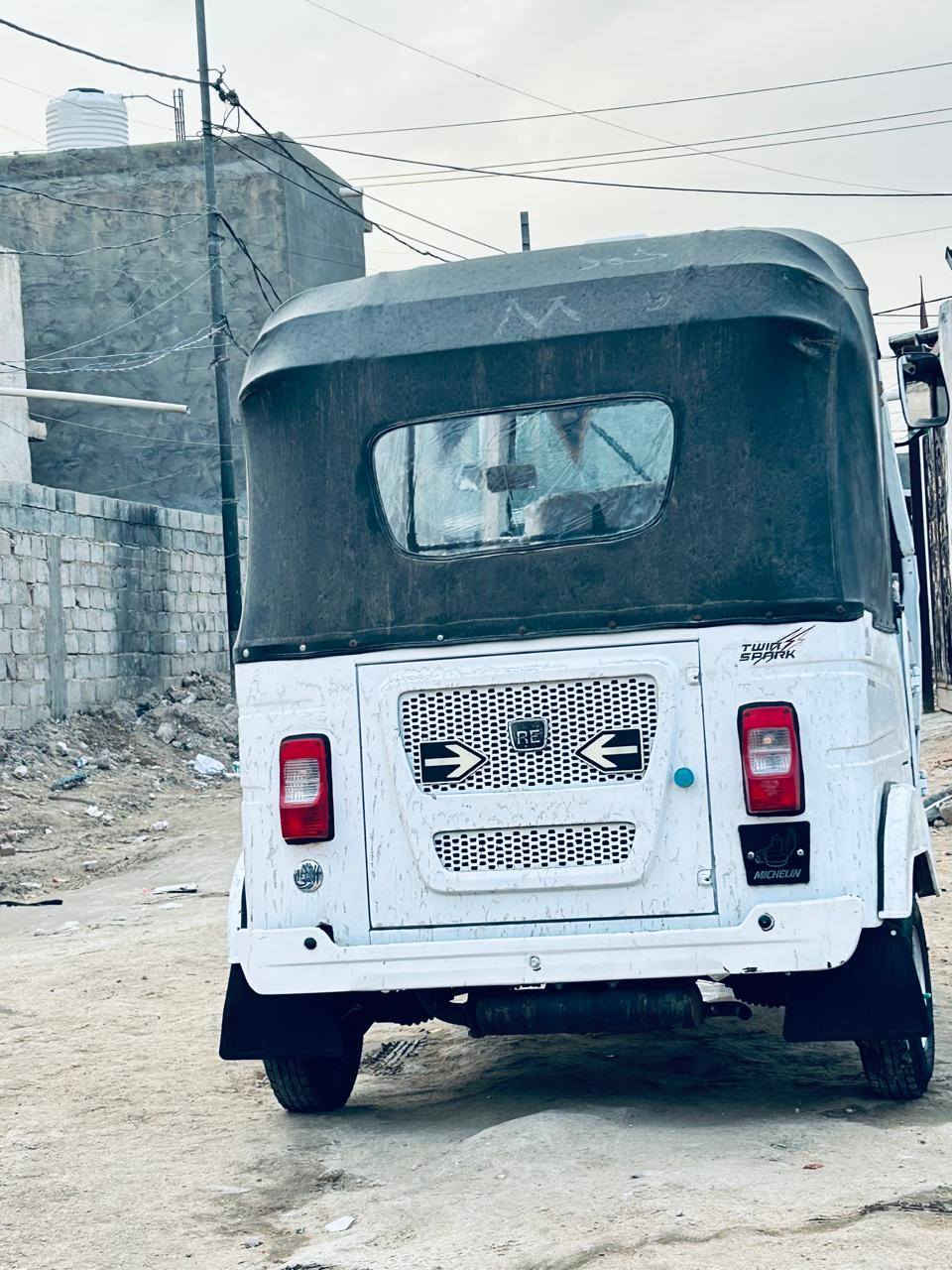 السلام عليكم تكتك موديل 2022 الشهر 11 رقم كربلاء مشروع وطني  تحويل شوكت ميعجبك صاحبها موجود يريد مداورر
بيها ضربه بك لايت والباقي كفاله مكينه مكفوله التكتك نضافه فول مناقصه كلشي كبل لشارع مكاني كربلاء طويريج السعر 8500 بيها مجال بسيط رقمي ***********
