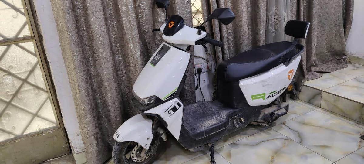 دراجة شحن كهربائية ماركة Yadea / Racer بتصميم رياضي عصري (GT)، اقتصادية جداً وعملية للتنقلات اليومية. الدراجة بحالة ممتازة وجاهزة للاستخدام.
المواصفات الفنية:
• ✅ المحرك: محرك كهربائي قوي وصامت (اقتصادي جداً).
• ✅ البطارية: منظومة بطاريات (أسيد) كفاءة عالية، توفر مدى سير ممتاز بالشحنة الواحدة.
• ✅ السرعة: تحتوي على 3 سرعات (اقتصادي / متوسط / سريع).
• ✅ الشاشة: شاشة ديجيتال بالكامل (LCD) تعرض السرعة ونسبة الشحن.
• ✅ الإضاءة: نظام إضاءة LED حديث (عالي/ناصي) مع إشارات ليزرية.
• ✅ الأمان: مزودة بجهاز إنذار ضد السرقة مع نظام تشغيل وقفل عن بُعد (ريموت كنترول).
• ✅ الإطارات: تايرات "تيوبلس" بحالة ممتازة ومقاومة للثقوب.
• ✅ الإضافات: مقعد طبي مريح + مسند ظهر خلفي للراكب + حمالة غرض أمامية.
المميزات:
• 🚫 لا تحتاج بنزين ولا تبديل دهن.
• 🔇 صامتة تماماً ولا تسبب ضجيج.
• 🔋 شحن مباشر من كهرباء البيت.
السعر المطلوب: 675,000 دينار عراقي (ستمائة وخمسة وسبعون ألف دينار).


**إذا كنت صاحب هذا الإعلان وتريد حذفه لأي سبب، رجاءا أرسل رسالة إلى الدعم الفني**