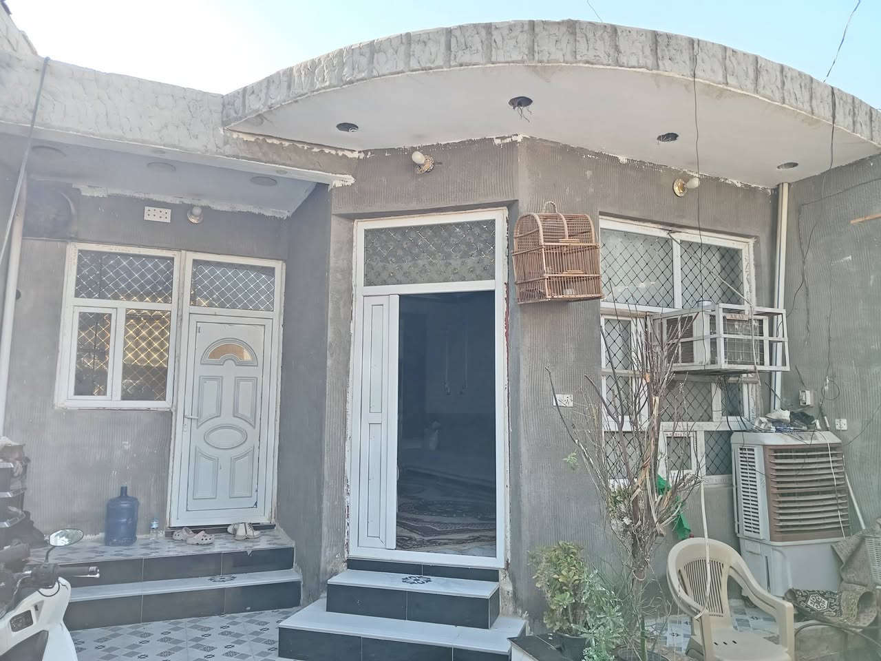 السلام عليكم بيت المساحه ١٠٠ الواجه ٧
والنزال ٢٣ منطقة المفرق الحاج ناصر
عل سايدين قريب عن جامع الحاج نعمه شارع ابو جعفر ابو الجمله
***********
