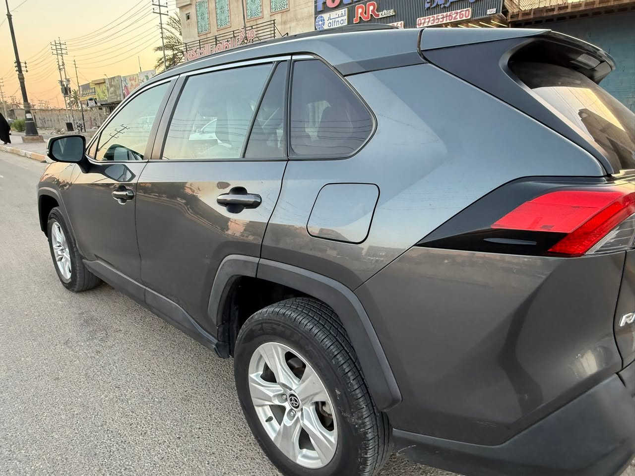 السلام عليكم 
رافور 2021 xle
فول مواصفات مكينه 2500

شاحن لا سلكي 
بصمه 
سايد بريك بصمه 
تحكمات 
كشن كهرباء 
والمواصفات المعروفه 

سيارة كلش جديدة واحلا من الصور لا لا بارد لا صبغ لا خدوش عدا الموضح بالحادث وبالسونار  بديهه صافي وجديده 

مكاني كربلاء 
عارضهه 196 $

وبيهه مجال قليل
***********
