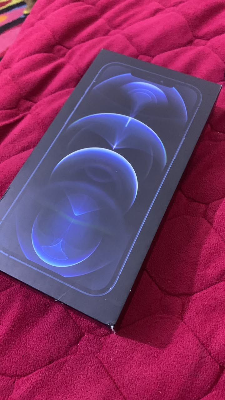 السلام عليكم
ايفون ١٢ برو ماكس شرق اوسط 
الجهاز كفاله عامهه من الزلغ و الجهاز وتر بروف
كامل ملحقاته كيبل اصلي و كارتونه الاصليه
للاستفسار *********** واتساب فقط
