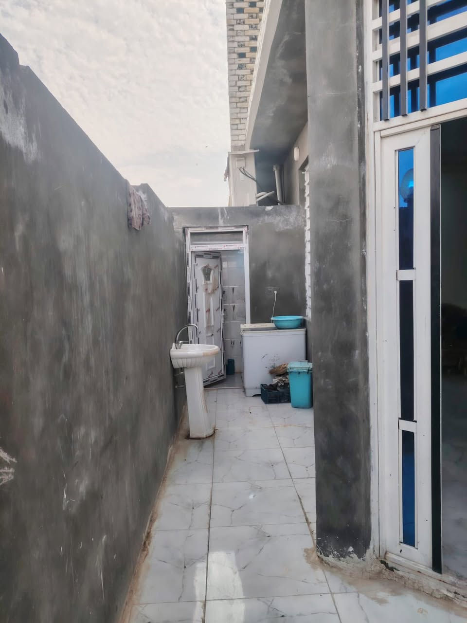 دار للبيع 200 متر طابق ونص درجه أولى
طابو صرف سند حر بسمي عله ساحه
يحتوي عله اربعه غرف 
لسعر 175 وبي مجال 
لستفسار 
***********
