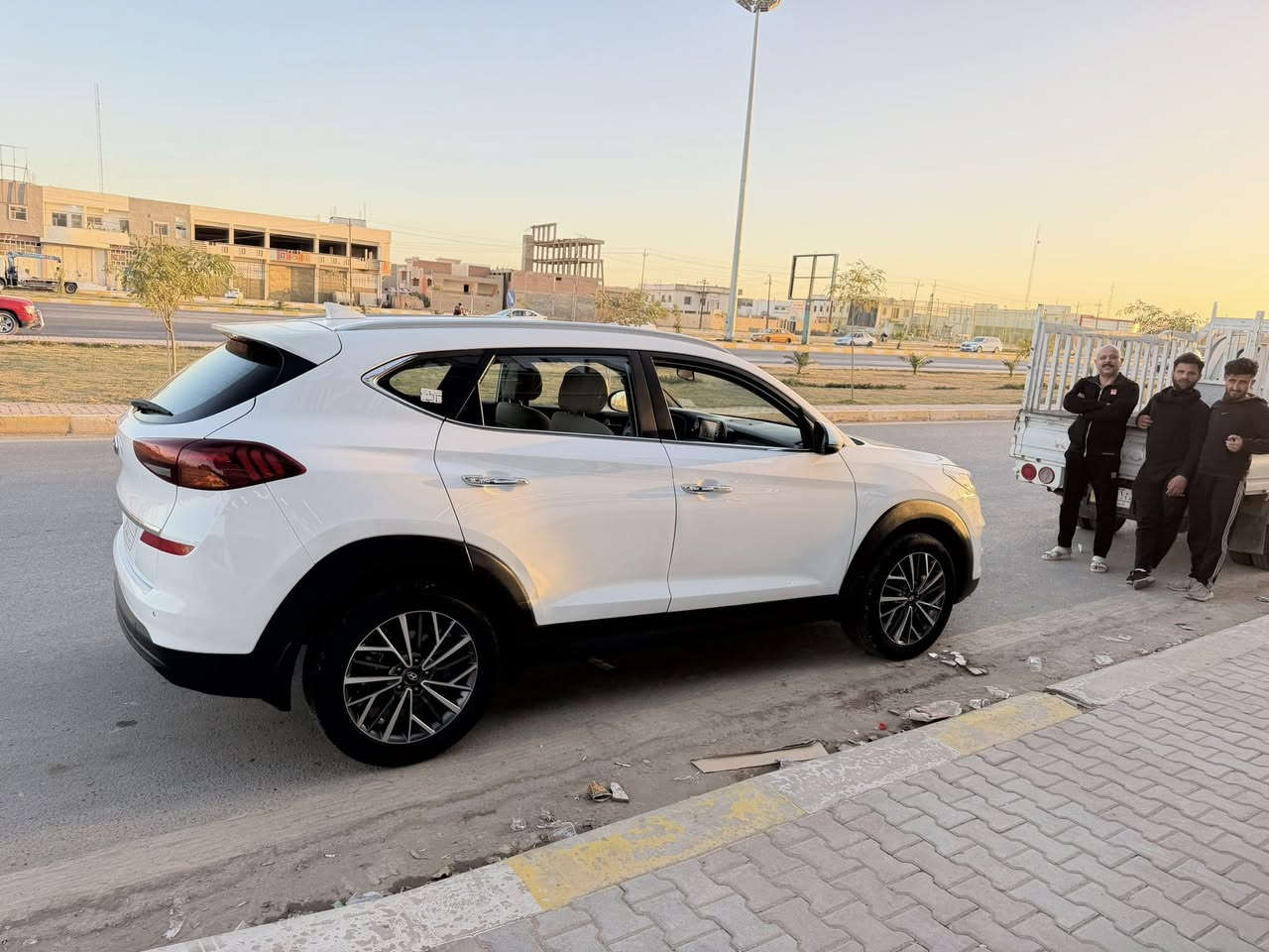 سلام عليكم توسان 2020 رقم بعداد بيها  صبغ شبر على طول السياره 175 ورقه ***********
